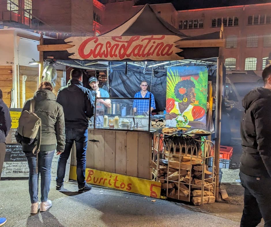 Casa Latina Street-Food-Stand — Burritos y Tacos live an der Plancha über offenem Feuer