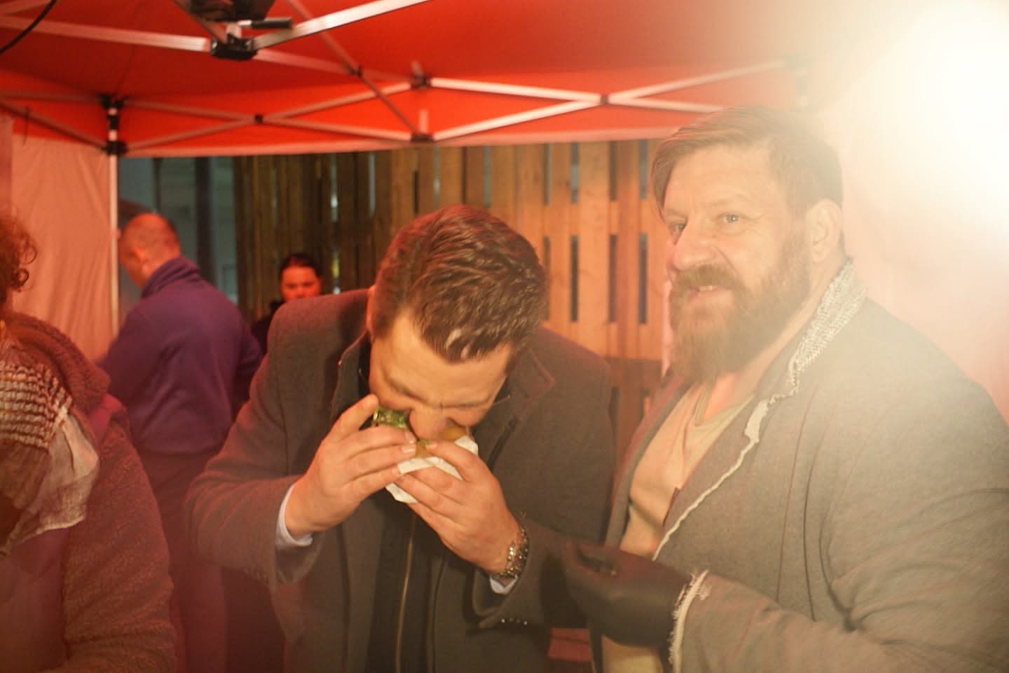 TV-Koch Mike Süsser beißt in eine Arepa am Cubita-Stand bei der BEO Dortmund