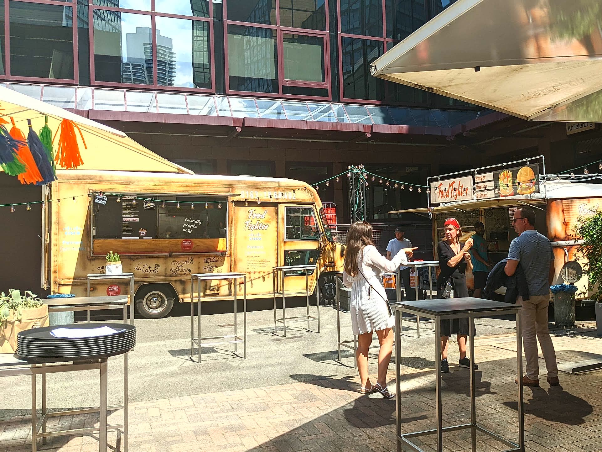 Firmenfeier-Catering: Live-Cooking-Trucks und Bistro-Tische bei einer Firmenfeier