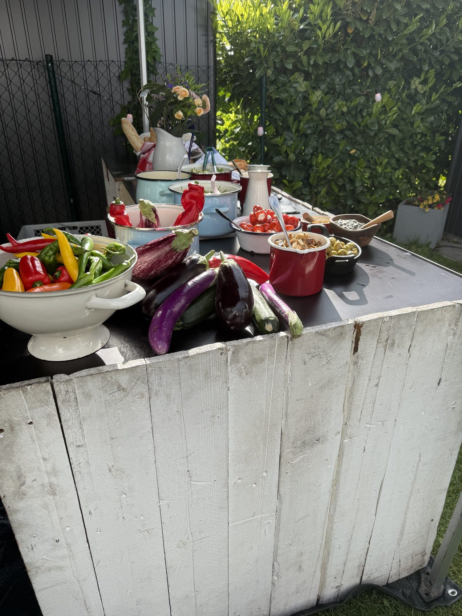 Frisches Grillgemüse am weißen Holztresen — Paprika, Auberginen und Zucchini