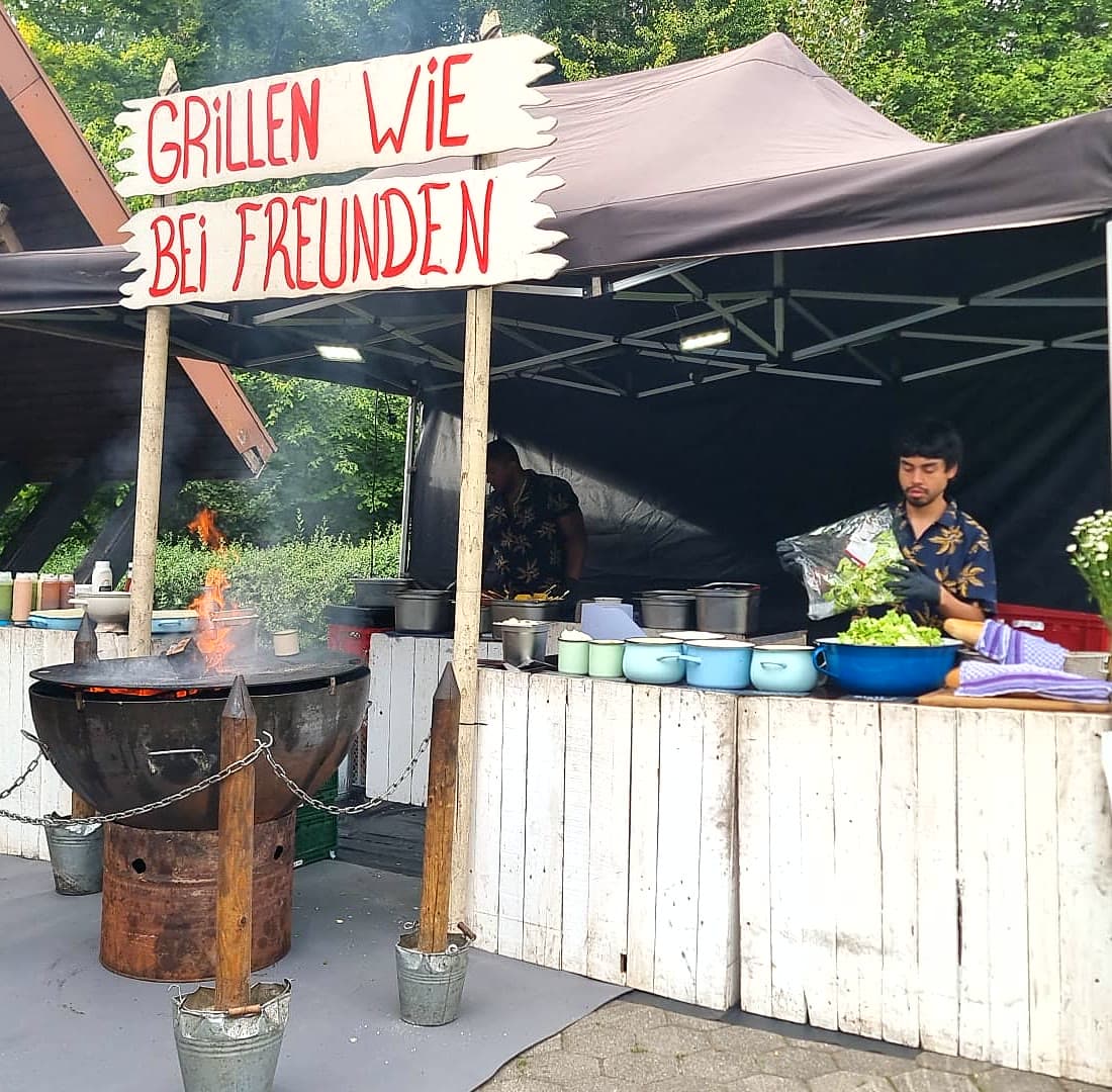 Grillen wie bei Freunden — FoodFighter Live-Cooking-Stand mit offenem Feuer