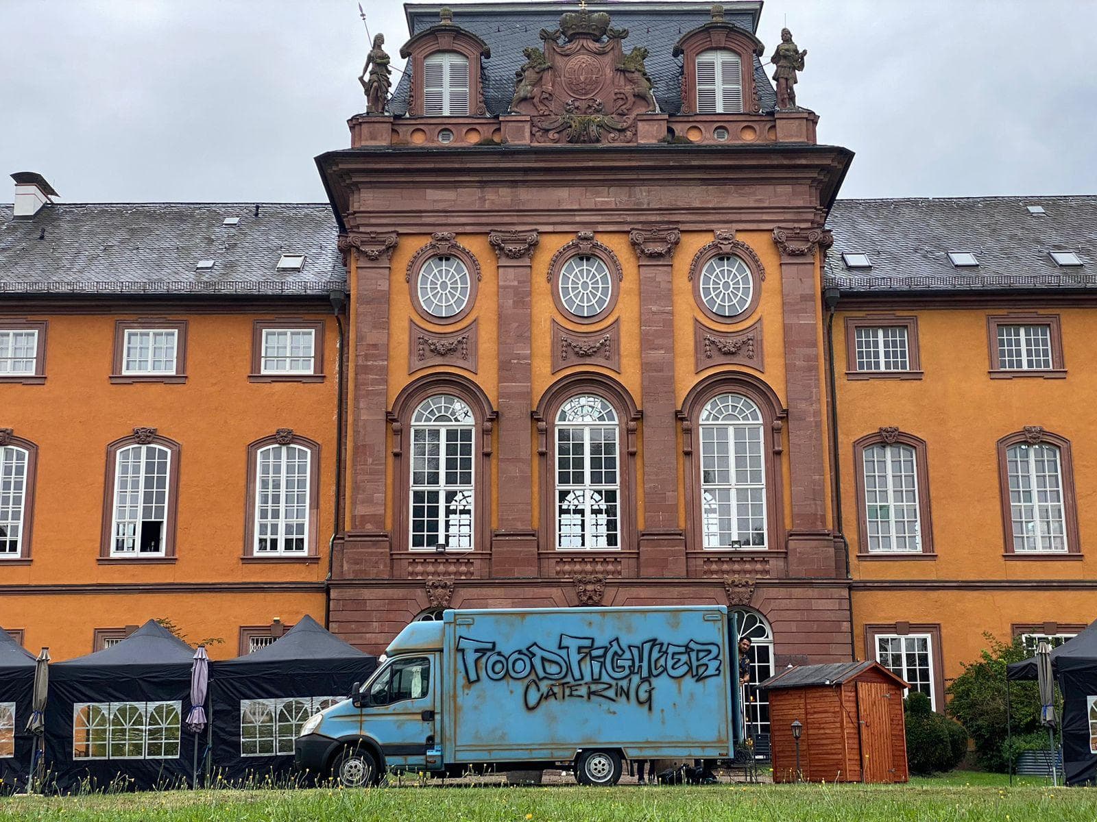 Hochzeits-Catering — FoodFighter Truck vor barocker Schloss-Kulisse