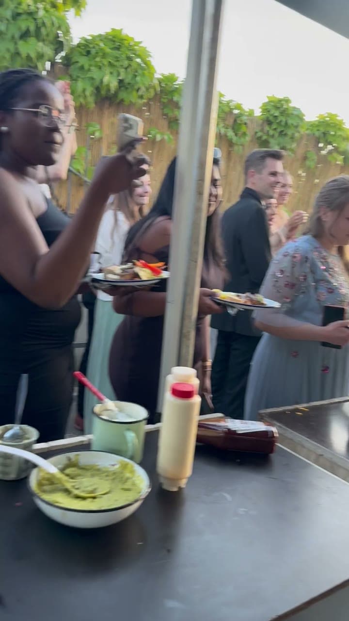 Hochzeitsgäste mit vollen Tellern beim FoodFighter Live-Cooking-Stand