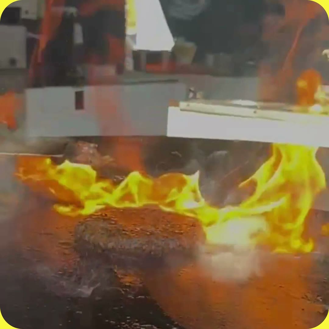 FoodFighter Live-Cooking-Stand mit offener Feuertonne — Event-Catering Firmenfeier