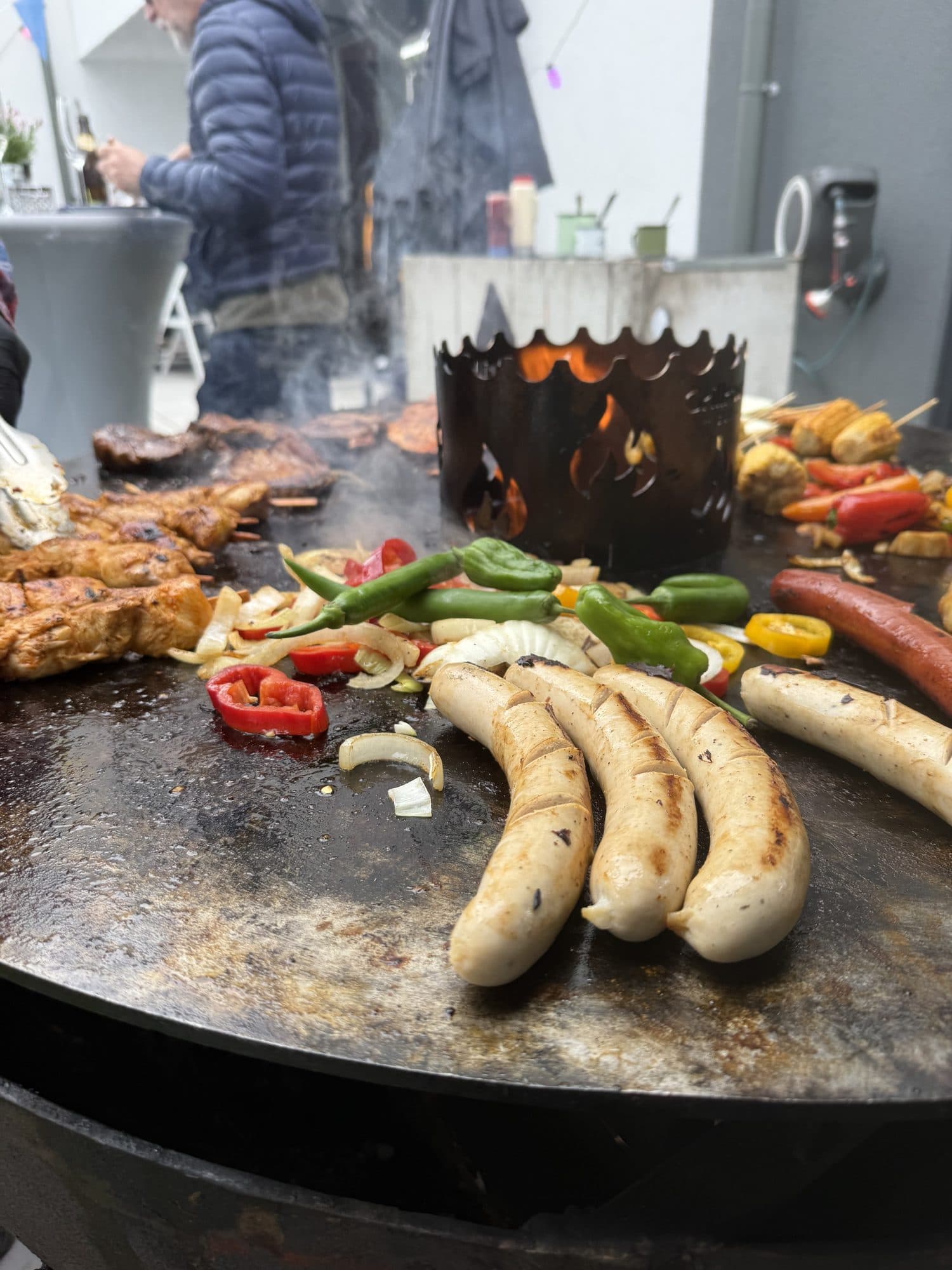 Grillen wie bei Freunden — Würste, Spieße und Gemüse auf der Feuerplatte