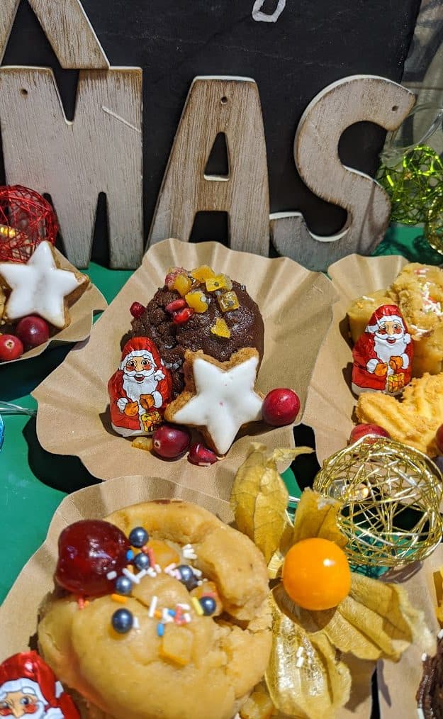 Cookie dough XMAS — Portionen mit Zimtstern, Schoko-Weihnachtsmann und Physalis