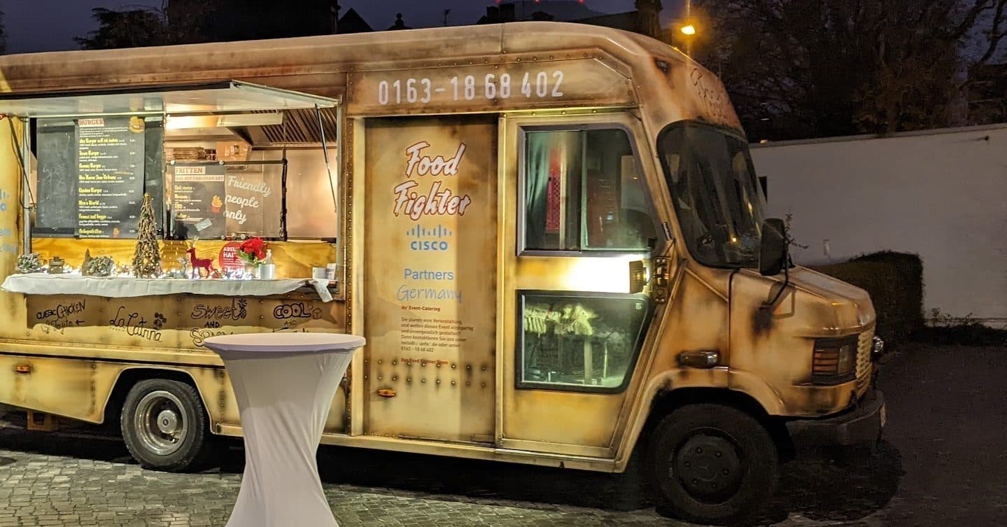 FoodFighter Foodtruck am Abend, weihnachtlich dekoriert