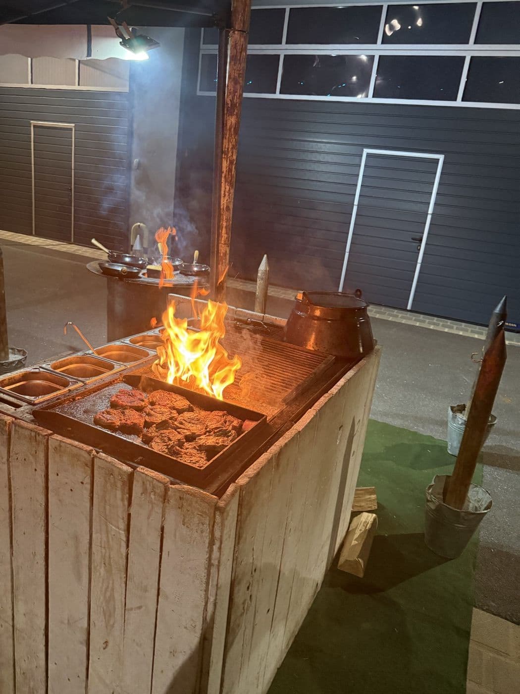 Flammen an der Grillstation der Weihnachtsgrillerei