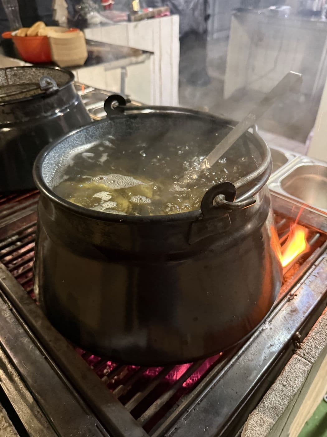 Ungarischer Topf dampft auf dem offenen Feuer